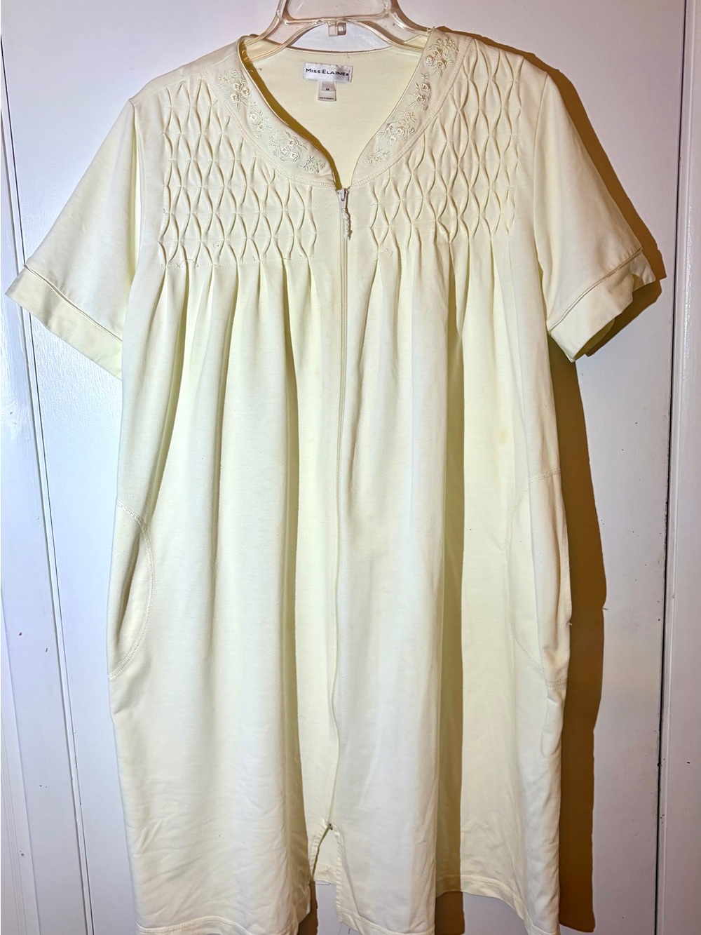 Miss Elaine Pale Yellow Zip Front House Dress Robe Smocked Embroidered Size M